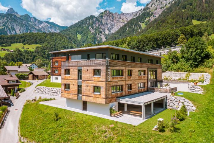 Aussenansicht mit Blick ins Klostertal